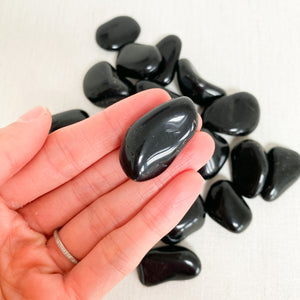 Obsidian tumblestone (with description card)